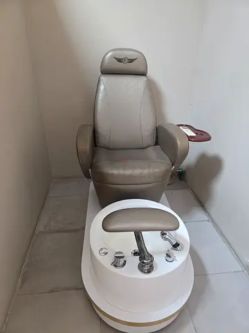Pedicure spa chair with footbath - light used