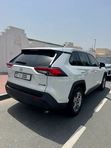 Toyota RAV4 2024 model GCC 100% original paint Under warranty all service ALFUTTAIM single owner