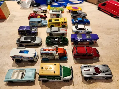 Lot of 21 Mixed Matchbox/Hot Wheels Toy Cars - Used
