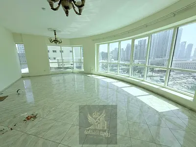 فرصة مميزة للسكن في منطقة المجاز 3، في موقع حيوي وقريب من جميع الخدمات، مع إطلالة رائعة توفر أجواءً مريحة للعائلة. الشقة تتميز بمساحات واسعة