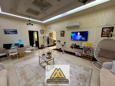 فرصة مميزة لاستئجار فيلا طابقين في منطقة الروضة 1 – عجمان، تتميز بموقع استراتيجي وحيوي، مع تصريح تجاري رسمي مثبت في المخطط، مما يجعلها مناسبة لمختلف ا