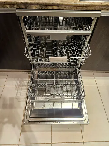 SAMSUNG Built-in stainless steel dishwasher with 3 adjustable racks - very good condition