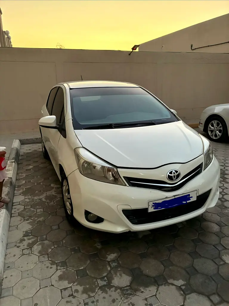 Toyota Yaris 2013 — photo 1 of 8