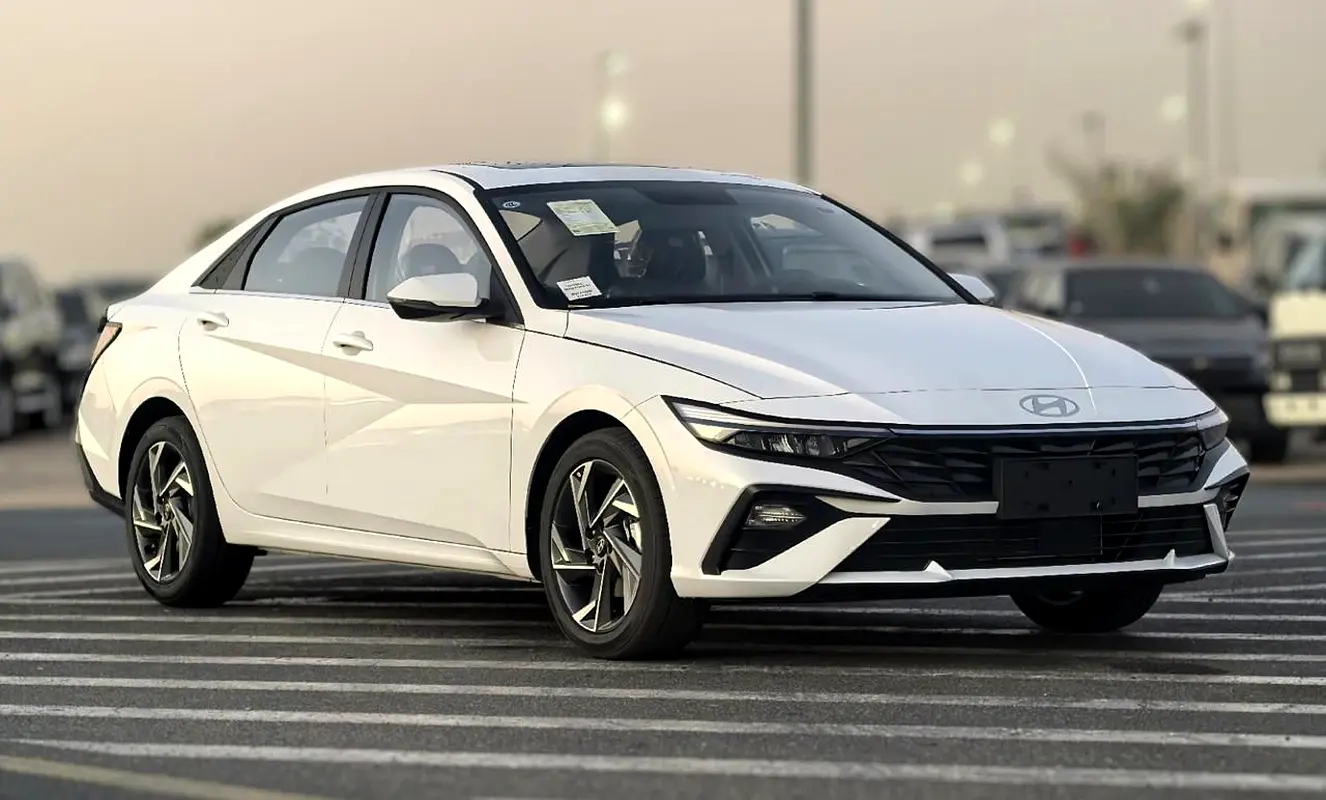 Hyundai Elantra 2025 — photo 1 of 19