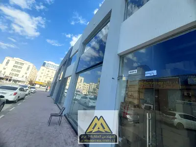 محلات تجارية على شارع رئيسي بمساحات متنوعة وموقع حيوي مناسب لمختلف الأنشطة التجارية في الجرف 2 عجمان