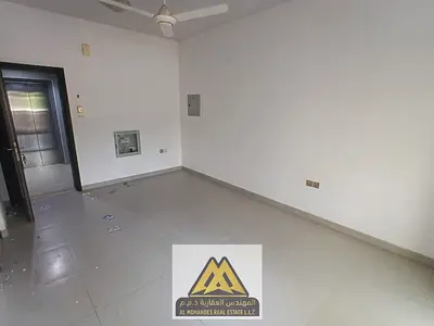 فرصة مميزة للإيجار السنوي في منطقة الجرف 3 بعجمان، شقة غرفة وصالة بمساحة مريحة وسعر تنافسي، تقع في موقع حيوي بالقرب من السوق الصيني ومركز القبائل