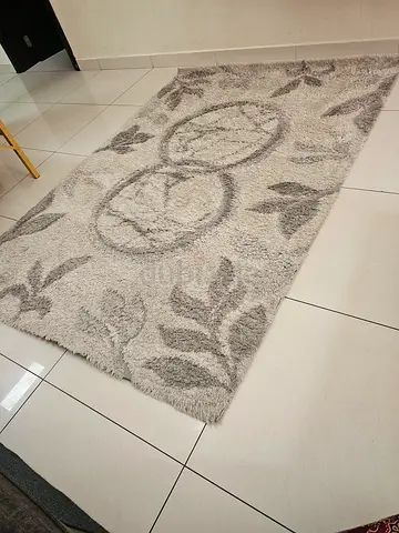 Light grey $%! area rug with leaf and circle pattern - good condition
