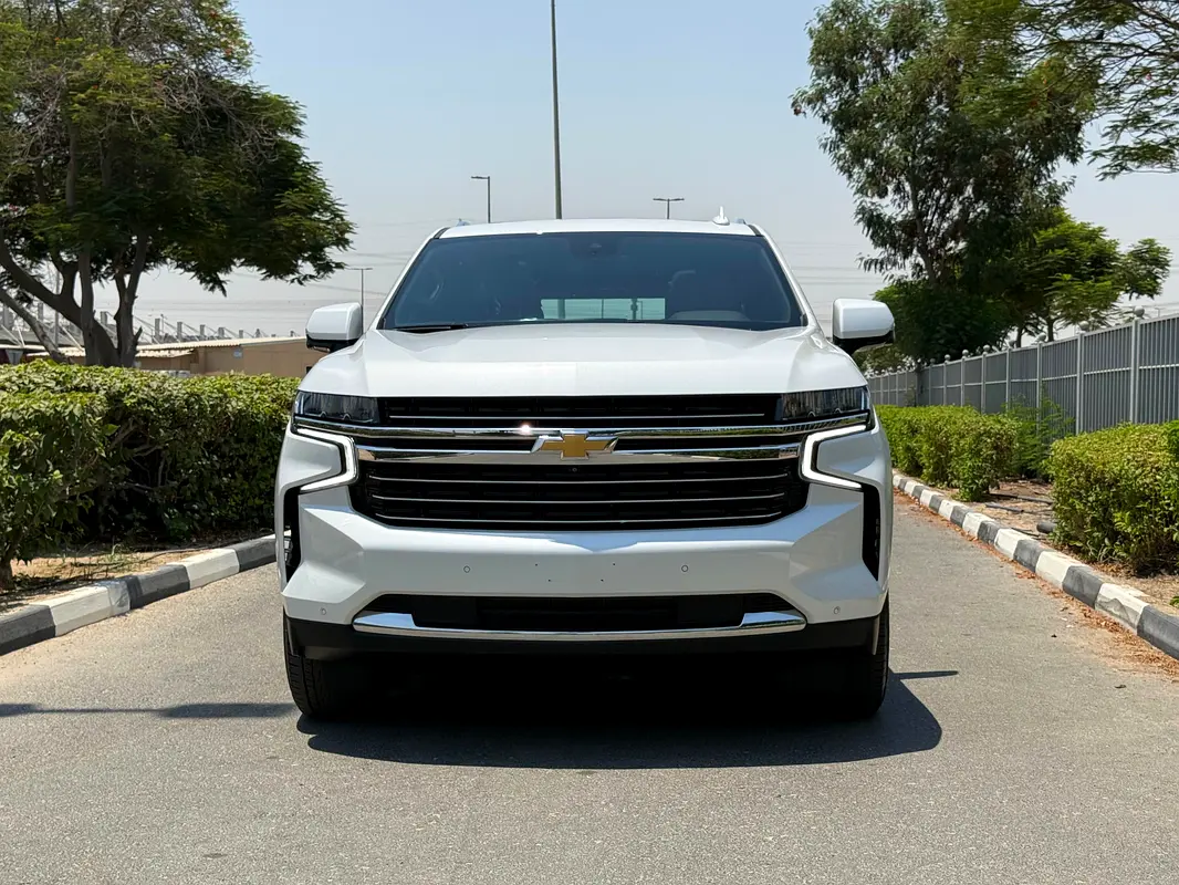 Chevrolet Suburban 2023 — photo 1 of 20