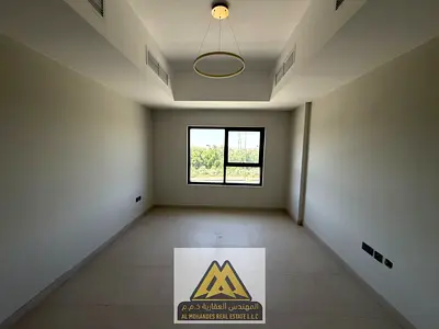 فرصة مميزة للسكن في شقة واسعة بتشطيبات حديثة وإطلالة مميزة، ضمن موقع حيوي قريب من جميع الخدمات، مع سهولة الوصول إلى الشارقة ودبي وطريق الشيخ محمد بن ز