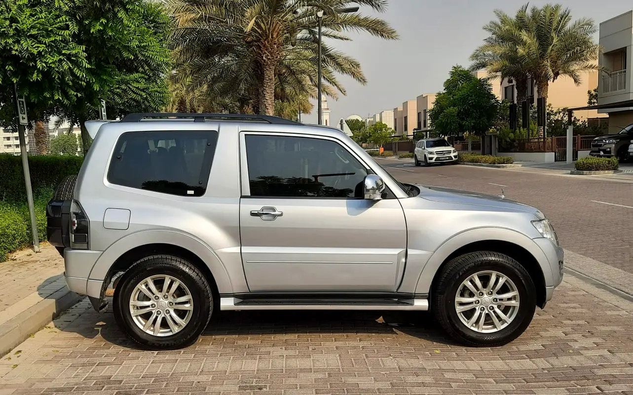 Mitsubishi Pajero 2016 — photo 1 of 14
