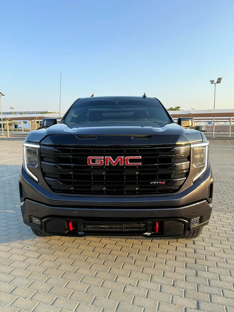 GMC Sierra 2023 — photo 1 of 10