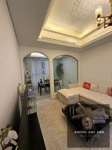 أفخم غرفة وصالة مفروشة بالمويهات 3 مع مجلس وغرفة ماستر وبلكون و2 حمّام وفرش لكجري كامل ومطبخ مجهّز بأحدث الأجهزة بسعر شهري 4000 درهم شامل الفواتير.