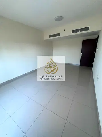 الايجارالسنوي في عجمان منطقة النعيمية 1 جنب المدرسة الحكمه البنايه عائلات غرفه وصاله2 حمام بلكونه تكيف مركزي خزانة بالحيط مطبخ غازمركزي مساحات كبيره