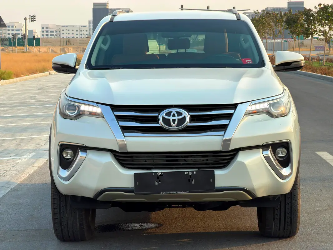 Toyota Fortuner 2019 — photo 1 of 9