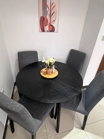 Table with 4 chairs