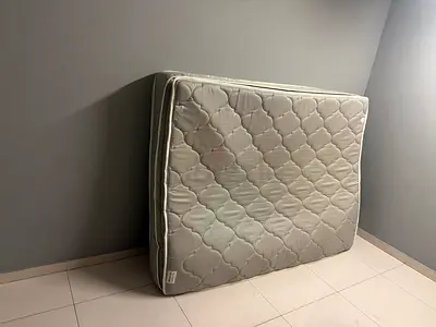Queen size mattress in good used condition