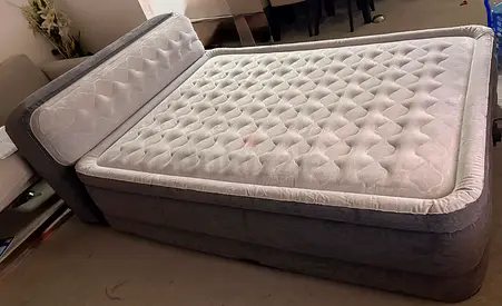 Inflatable bed / Airbed