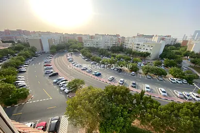 Large L-Shaped Studio + Store | Near Metro