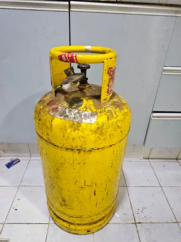 Used Yellow Gas Cylinder - 20kg (Used  with pipe and regulator