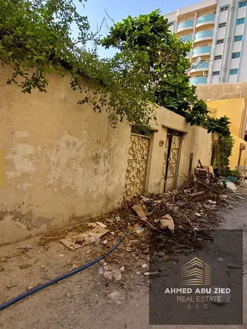للبيع: أرض سكني تجاري عليها بيت عربي قديم قابل للهدم في النخيل 2 عجمان، تصريح أرضي + طابقين، بالقرب من سوق الذهب والكورنيش