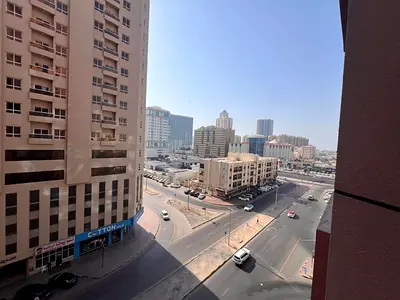 نظام التكييف والتبريد مركزى  موقع متميز وخدمي طوال اليوم  سهل المخرج للشارقه ودبي