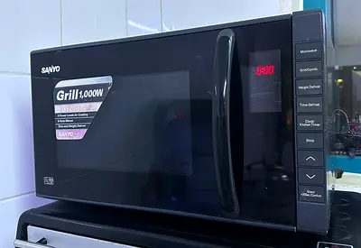 Sanyo 1000W Grill Microwave Oven - Good Working Condition