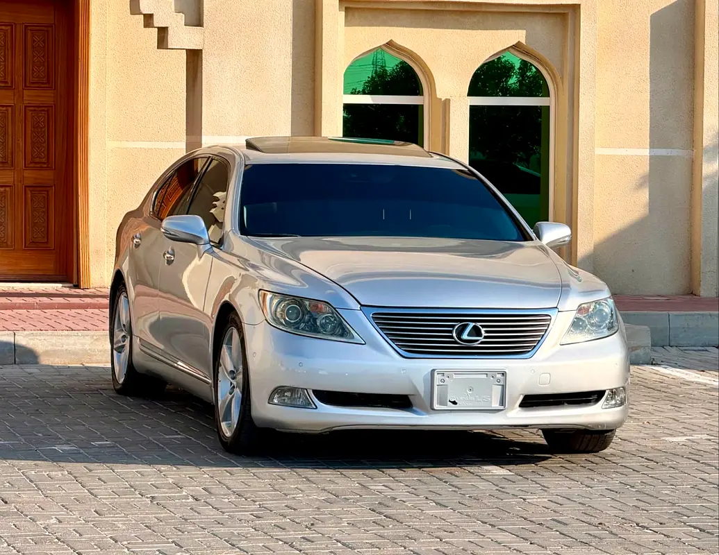 Lexus LS-Series 2010 — photo 1 of 14