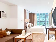 Modern Studio Balcony | All Bills Inc | Free Parking - WiFi -Cleaning l No Commission