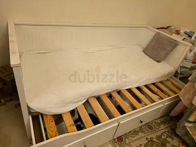 Ikea Hemnes daybed - White wooden daybed with storage drawers - good condition with mattress