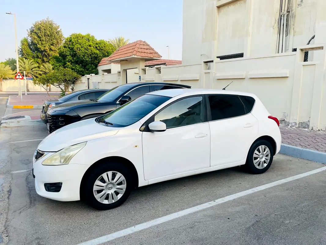Nissan Tiida 2016 — photo 1 of 7