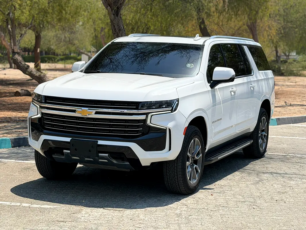 Chevrolet Suburban 2024 — photo 1 of 8