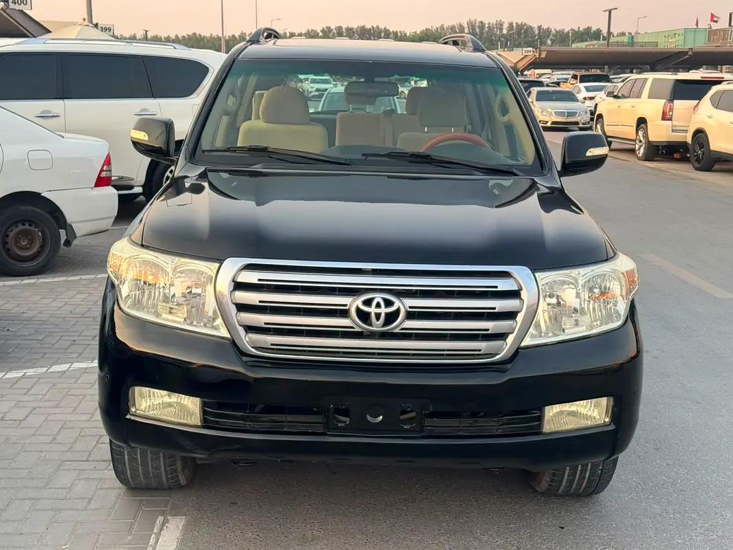 Toyota Land Cruiser 2010 — photo 1 of 11