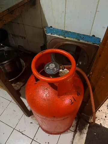 Gas cylinder with stove