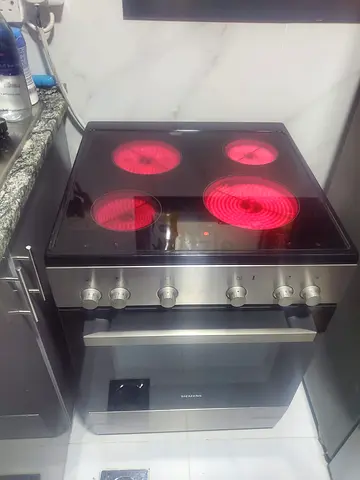 Siemens Full Electric Cooker 60×60cm  1 Month Used  Only 4 Burners Mint Condition