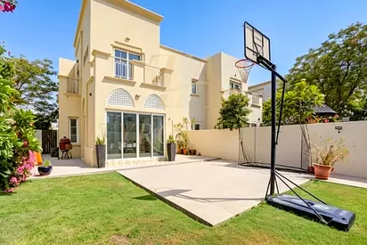 CORNER PLOT | FULLY UPGRADED | AVAILABLE FROM AUGUST