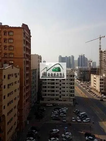 شقة واسعة مكونة من غرفة نوم واحدة وحمامين وشرفة (إطلالة مفتوحة) متاحة للإيجار في برج موساني، عجمان.