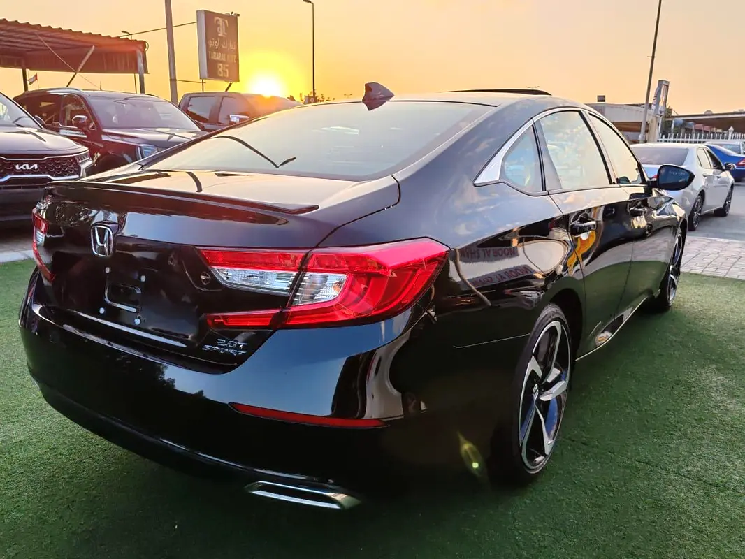 Honda Accord 2022 — photo 1 of 18