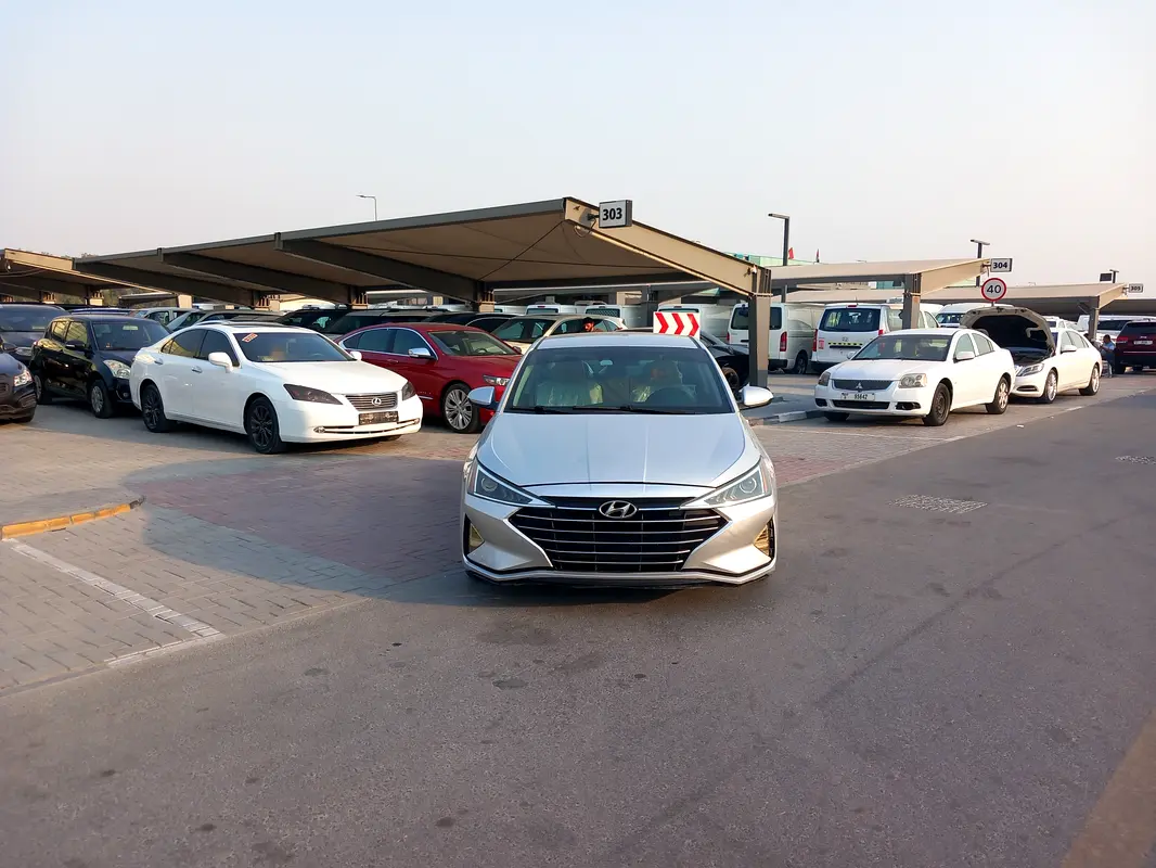 Hyundai Elantra 2019 — photo 1 of 11