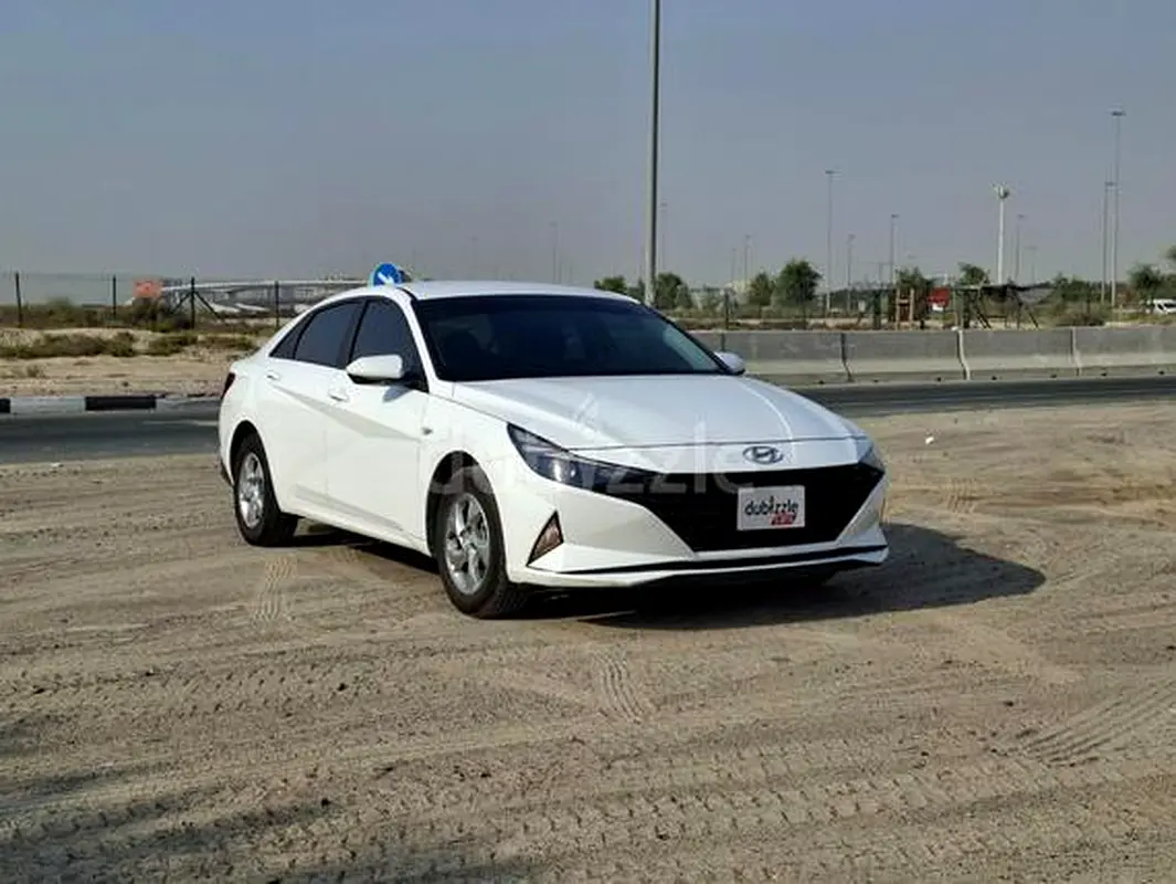 Hyundai Elantra 2023 — photo 1 of 10