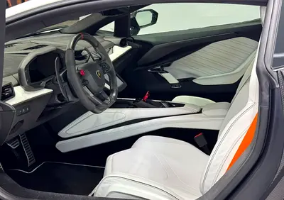 صورة 12 لـ 2025 Lamborghini REVUELTO