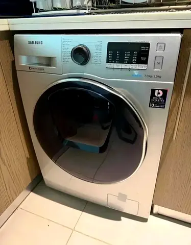 Samsung 7 kg washing and 5 kg dryer 2ni 1 like new condition