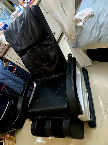Full-body Electric Massage Chair - Black, very Good Working Condition. Original price 1200 dhs