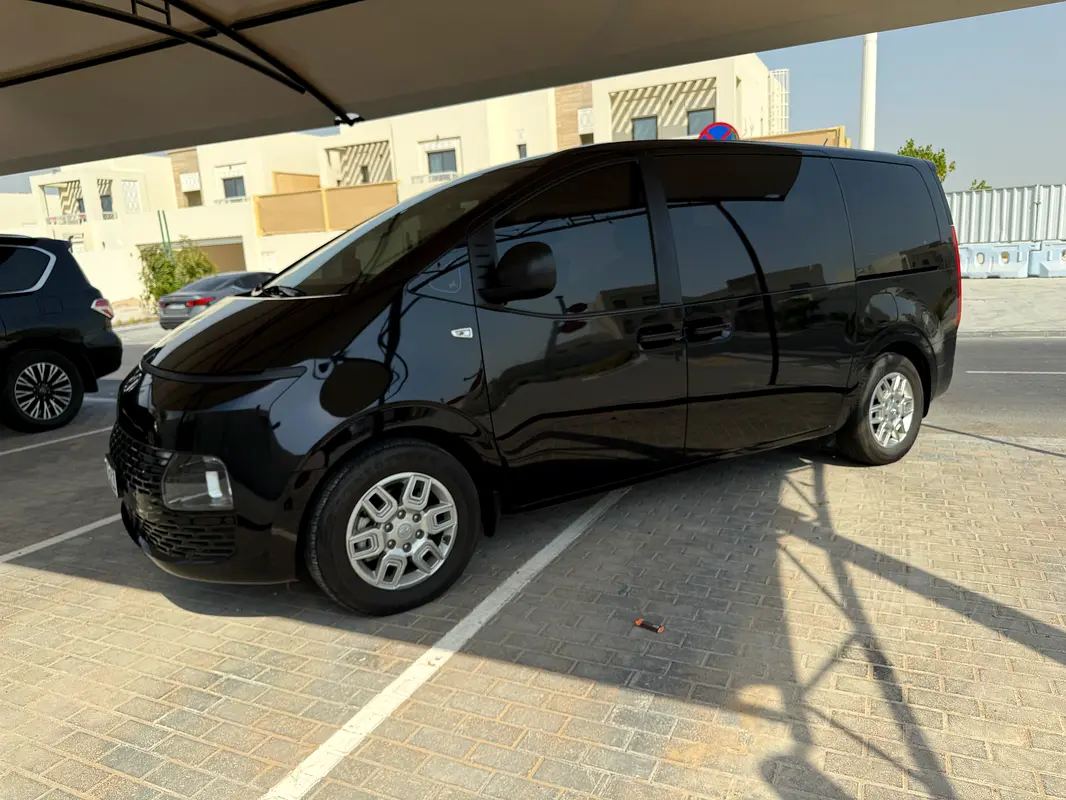 Hyundai Staria 2023 — photo 1 of 9