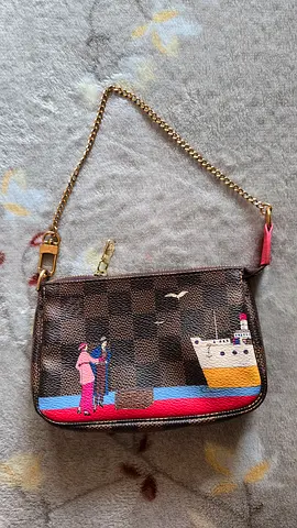 LV mini pochette