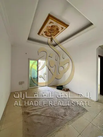 شقة غرفة وصالة للإيجار السنوي في منطقة القليعة الشارقة | مساحة ممتازة وموقع قريب من جميع الخدمات | نظام 4 دفعات | رسوم 5% | تأمين 5% كاش | السعر 33 أل