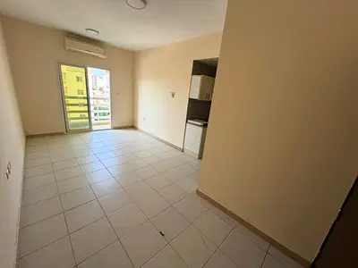 فقط ب 17,000 درهم سنويا _ استديو بلكونه _ مطبخ منفصل _ موقع حيوي بالراشديه _ سهل المخرج الي دبي والشارقه