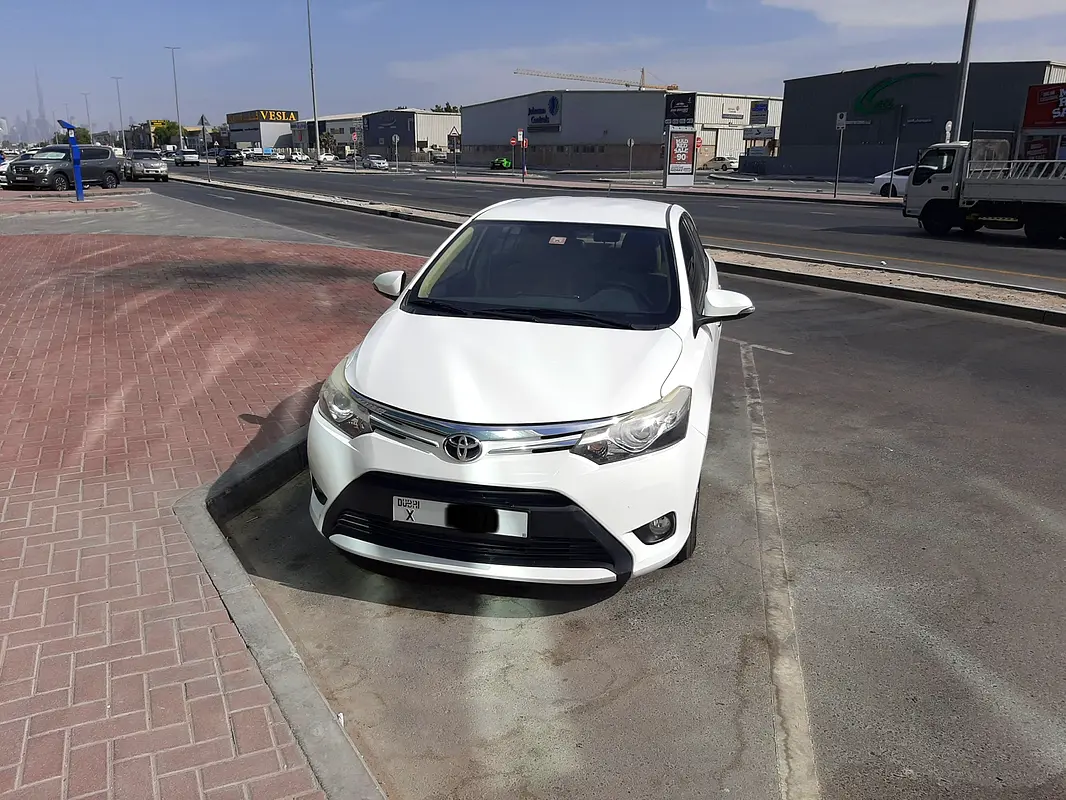 Toyota Yaris 2015 — photo 1 of 5