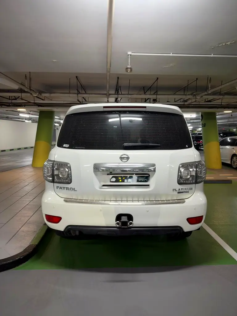 Nissan Patrol 2011 — photo 1 of 9