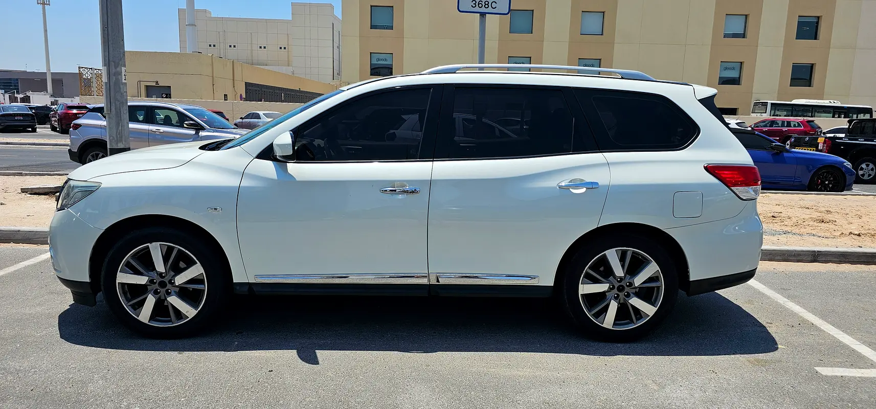 Nissan Pathfinder 2015 — photo 1 of 8