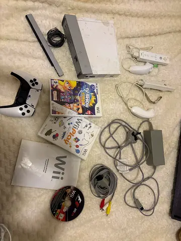 Nintendo Wii Console with 2 Controllers 3 Games